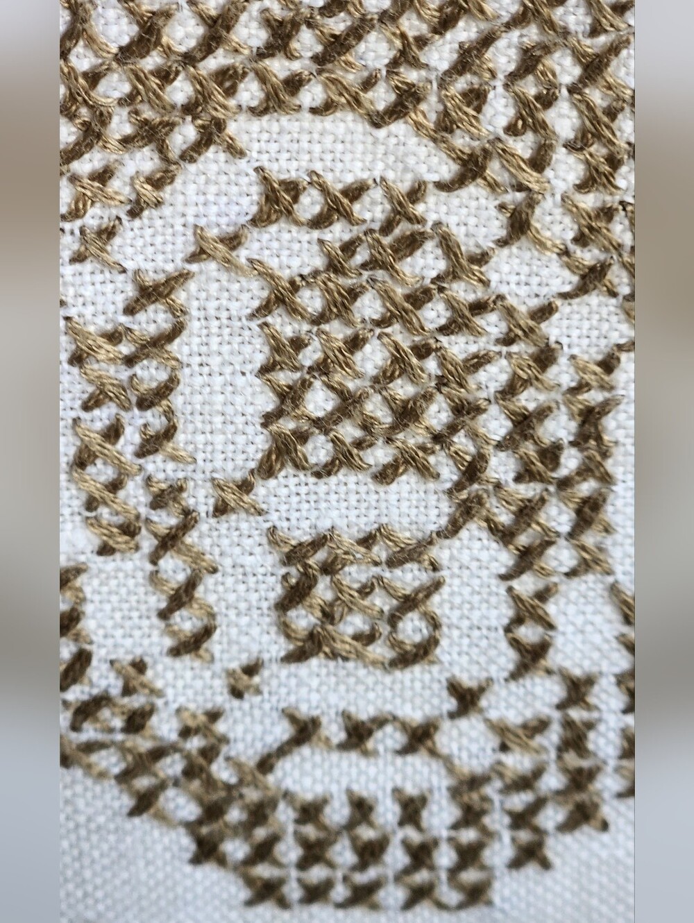 BROWN ROSE CROSSTITCH TABLECLOTH WITH CLUNY LACE - Picture 4 of 15